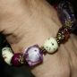 Armband mit lila, beigen, creme und Metall-Perlen